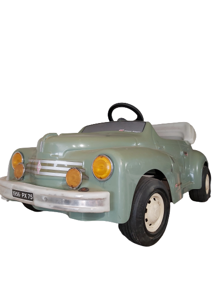 Ancienne voiture pour enfant.