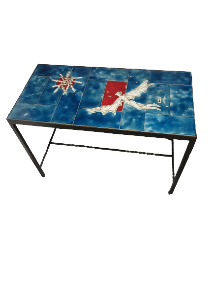 Table basse vintage signée.