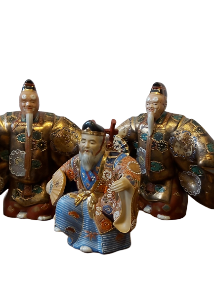 Lot de trois faïences japonaises.