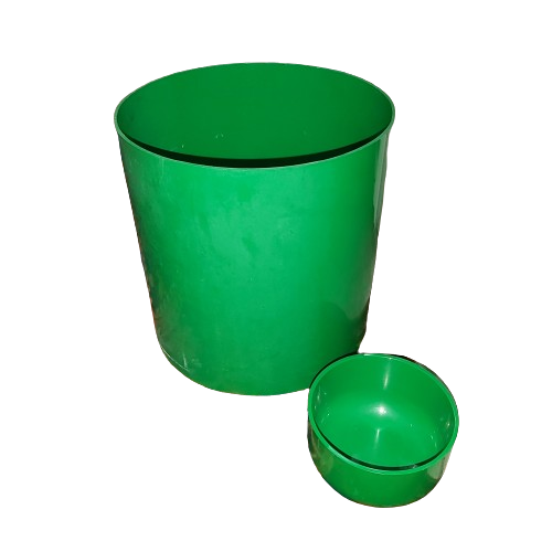 Kartell : bac à papier + pot à cacahuètes.