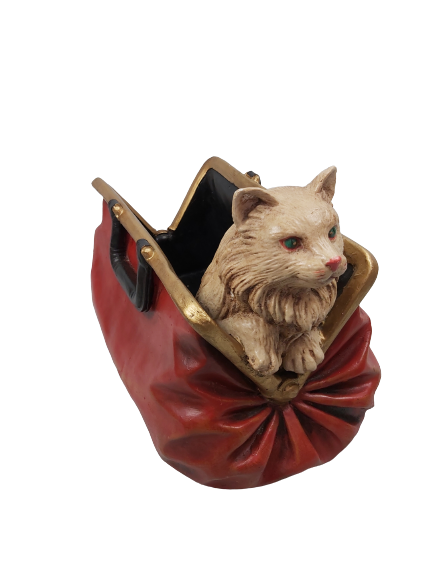 Ceramique : Chat dans un sac.