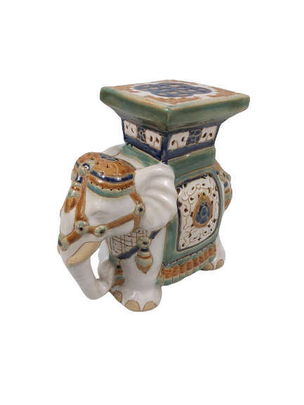 Éléphant en faïence.